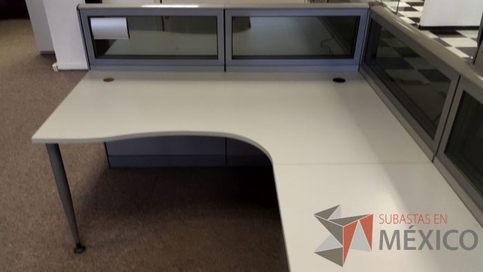 Lote 075 - Estación de trabajo para 2 personas con cubierta color blanco, separación de mampara de vidrio y un archivero de 3 cajones por lugar - Imagen 5