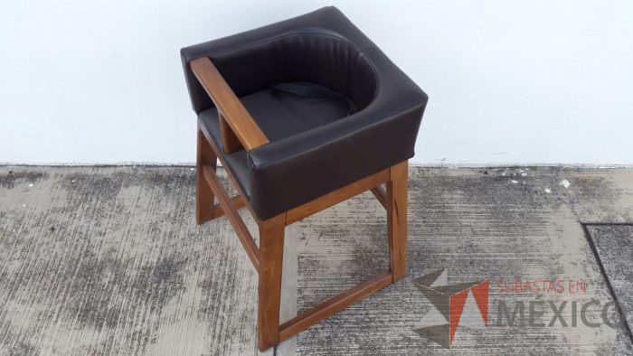 Lote 021 - 4 Periqueras de madera con asiento tipo piel en color negro - Imagen 4