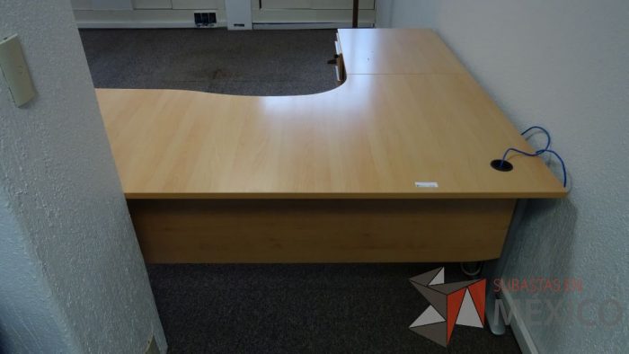 Lote 088 - Escritorio ejecutivo en escuadra con cubierta de madera, base metálica y archivero de 3 cajones - Imagen 7