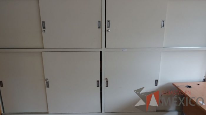 Lote 006 - Gabinete de madera empotrado color blanco con 12 puertas