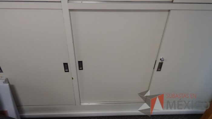 Lote 026 - Gabinete de madera empotrado color blanco con 12 puertas - Imagen 3