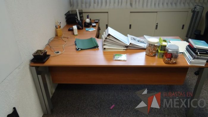 Lote 105 - Escritorio ejecutivo en escuadra con cubierta de madera, base metálica y archivero de 3 cajones - Imagen 3