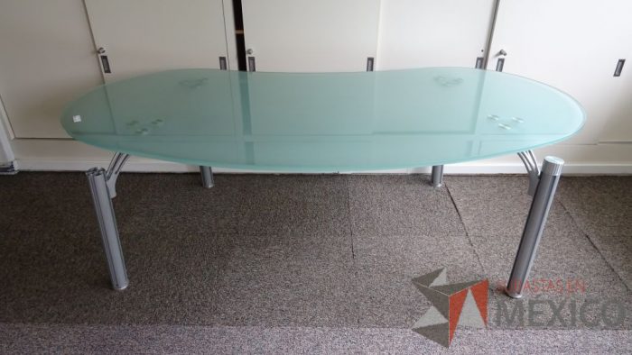 Lote 021 - Mesa de juntas para 6 personas con base de metal y cubierta de vidrio