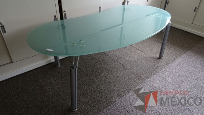 Lote 021 - Mesa de juntas para 6 personas con base de metal y cubierta de vidrio - Imagen 3