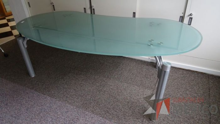 Lote 021 - Mesa de juntas para 6 personas con base de metal y cubierta de vidrio - Imagen 4