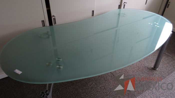 Lote 021 - Mesa de juntas para 6 personas con base de metal y cubierta de vidrio - Imagen 5