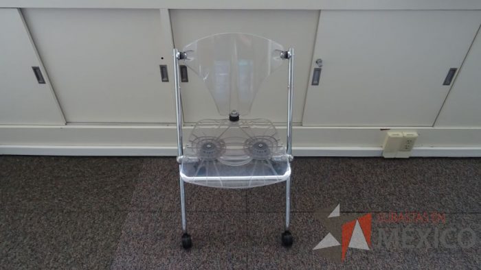 Lote 020 - 6 Sillas de descanso con respaldo y asiento de plástico transparente con ruedas sin descansabrazos - Imagen 2