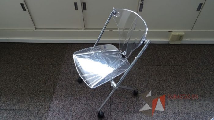 Lote 020 - 6 Sillas de descanso con respaldo y asiento de plástico transparente con ruedas sin descansabrazos - Imagen 4