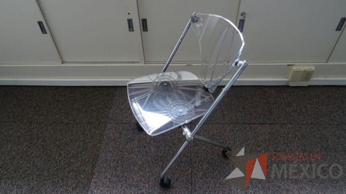 Lote 020 - 6 Sillas de descanso con respaldo y asiento de plástico transparente con ruedas sin descansabrazos - Imagen 6