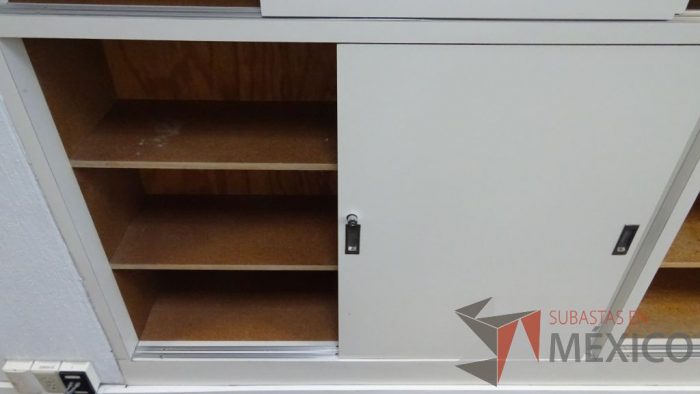Lote 096 - Gabinete de madera empotrado color blanco con 30 puertas - Imagen 5