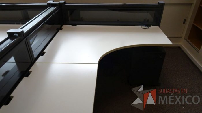 Lote 102 - Estación de trabajo para 8 personas con cubierta color blanco, separación de mampara de vidrio y un archivero de 3 cajones por lugar - Imagen 4