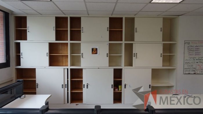 Lote 093 - Gabinete de madera empotrado color blanco con 18 puertas - Imagen 4