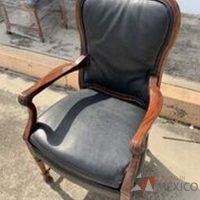 Lote 025 - 14 Sillas fijas de visita López Morton con estructura de madera