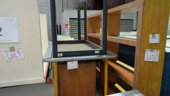 Lote 009 - 30 Muebles de madera y 40 Sillas - Imagen 19