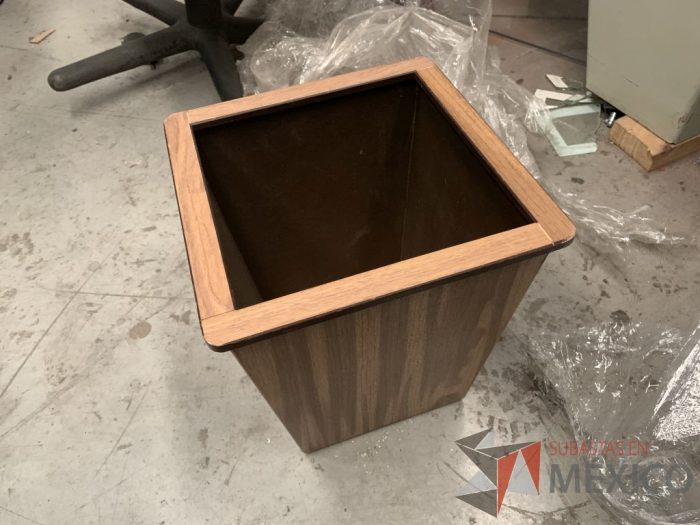 Lote 031 - 38 Botes de basura de madera