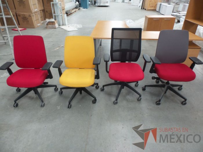 Lote 074 - Silla modelo Lively lisa, asiento color rojo, respaldo en color gris - Imagen 2