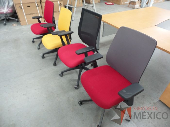 Lote 074 - Silla modelo Lively lisa, asiento color rojo, respaldo en color gris - Imagen 3