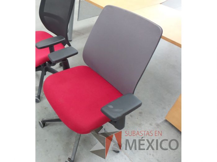 Lote 074 - Silla modelo Lively lisa, asiento color rojo, respaldo en color gris