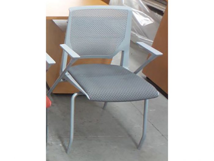 Lote 081 - Silla modelo Very Side, cuatro patas, gris, con descansa brazos