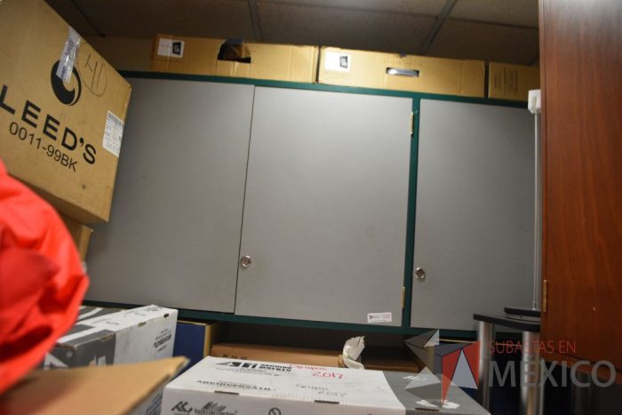Lote 020 - Gabinete de madera con 3 puertas - Imagen 3