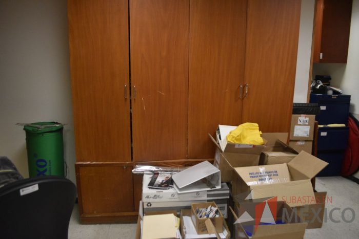 Lote 009 - Gabinete de 4 puerta y librero - Imagen 7