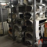 Lote 005 - Equipo de Aire Acondicionado, 70 Botes de Acrílico, Gabinetes