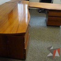 Lote 028 - Escritorio ejecutivo en escuadra