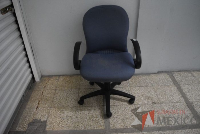 Lote 019 - 3 Sillas operativas con descansa brazos y ruedas