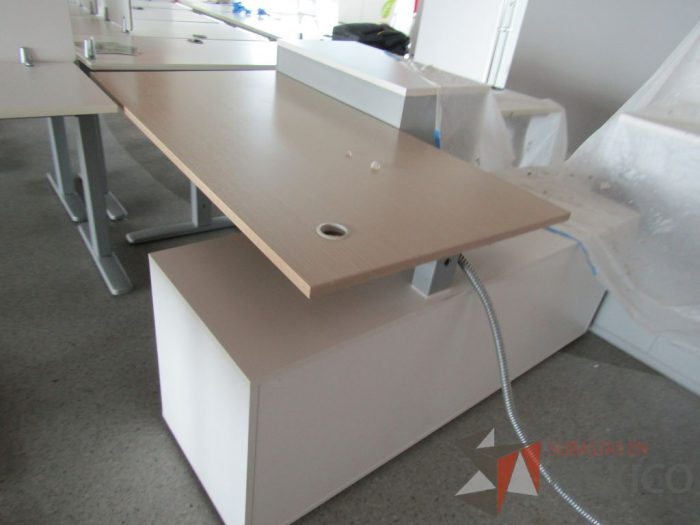 Lote 055 - Escritorio en escuadra con Credenza - Imagen 3