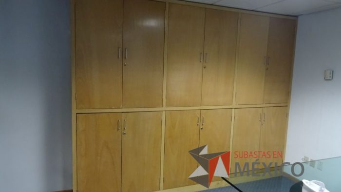 Lote 026 - Mueble de madera con 12 puertas y entrepaños