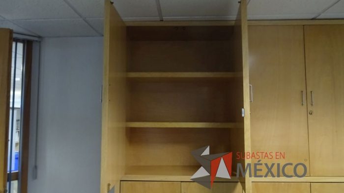 Lote 026 - Mueble de madera con 12 puertas y entrepaños - Imagen 6