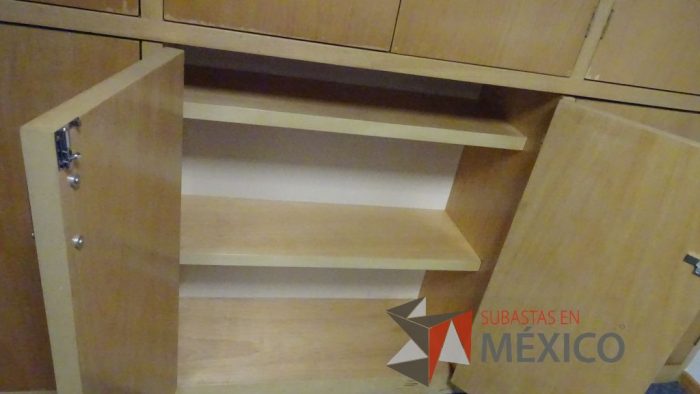 Lote 026 - Mueble de madera con 12 puertas y entrepaños - Imagen 9