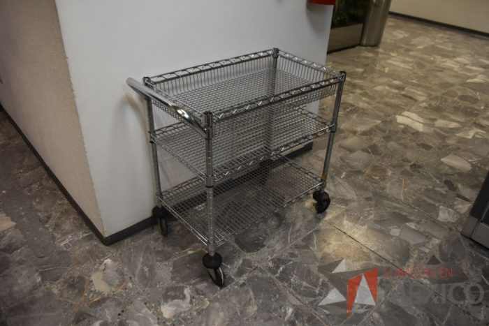 Lote 063 - Carrito de servicio metálico con agarradera y 3 charolas. - Imagen 6