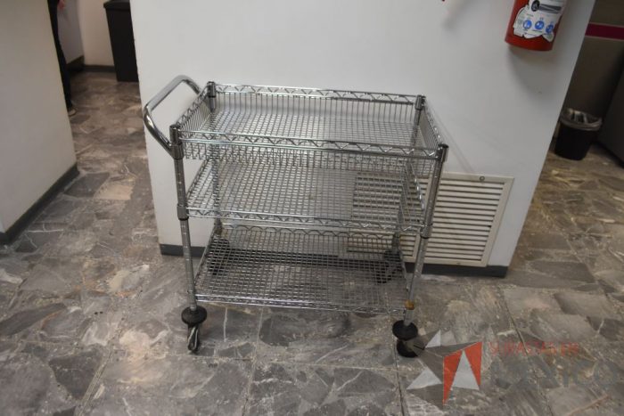 Lote 063 - Carrito de servicio metálico con agarradera y 3 charolas. - Imagen 7