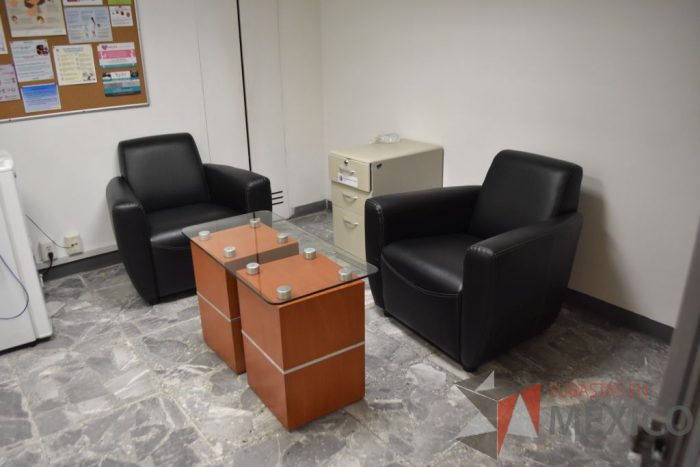 Lote 100 - 2 Sillones de 1 plaza tipo piel color negro. - Imagen 2