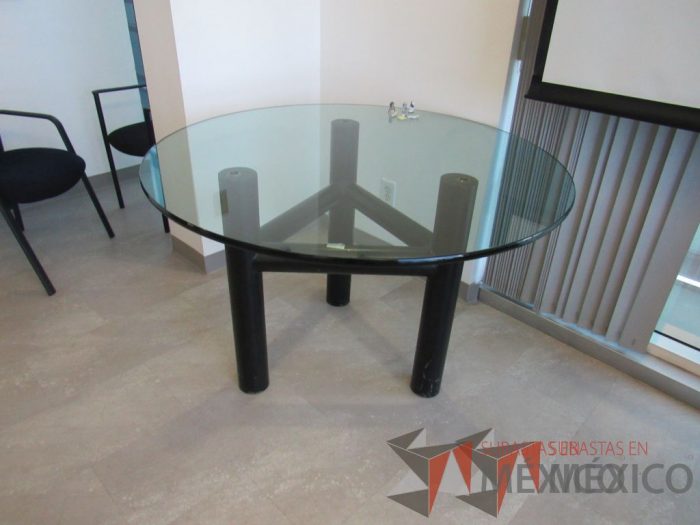 Lote 429 - Mesa redonda con superficie de cristal y patas metálicas - Imagen 7