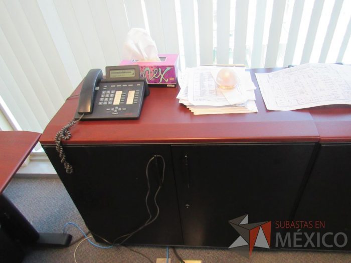 Lote 091 - Escritorio en escuadra,2 Gabinetes de 2 puertas, librero con 5 entrepaños y mesa redonda con cubierta color café - Imagen 13