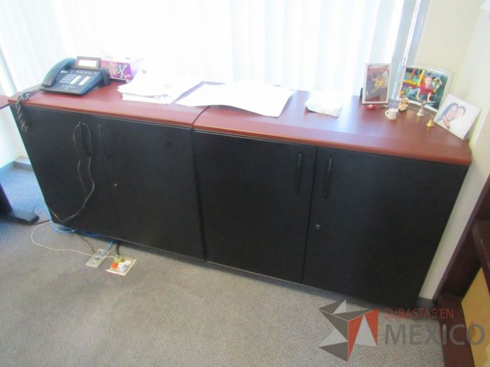 Lote 091 - Escritorio en escuadra,2 Gabinetes de 2 puertas, librero con 5 entrepaños y mesa redonda con cubierta color café - Imagen 16