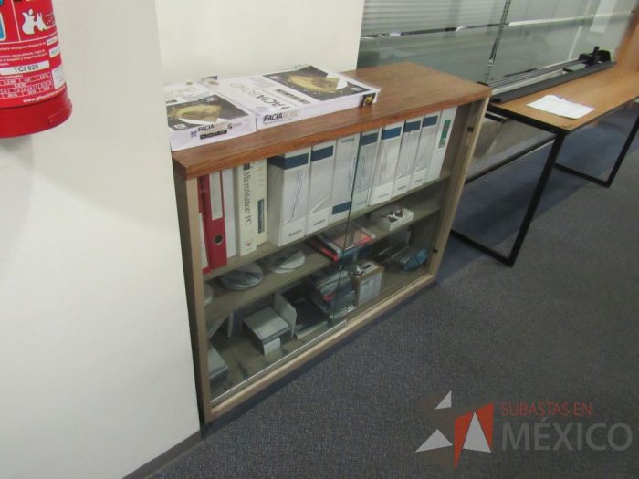 Lote 286 - Vitrina con 2 entrepaños y 2 escritorios metálicos con superficie de formaica - Imagen 4
