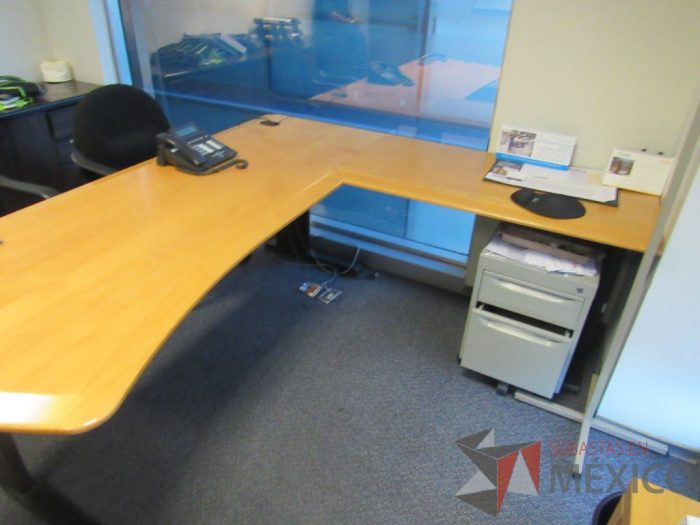 Lote 197 - Credenza con 2 puertas, escritorio en escuadra para 1 persona y gabinete con 2 puertas - Imagen 8