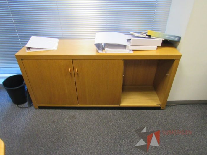 Lote 197 - Credenza con 2 puertas, escritorio en escuadra para 1 persona y gabinete con 2 puertas - Imagen 6