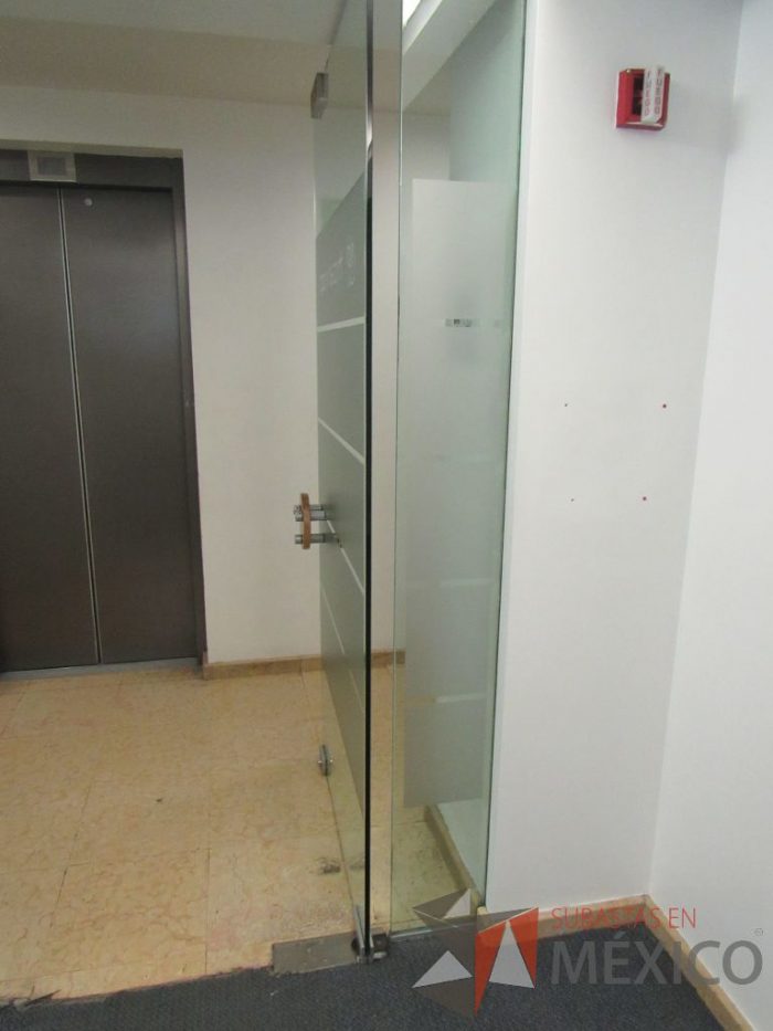 Lote 595 - 3 Sillas ejecutivas y operativas, 24 canceles y puerta de cristal - Imagen 21