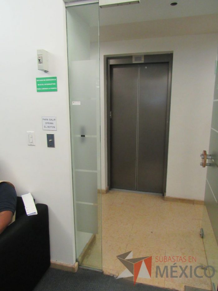 Lote 595 - 3 Sillas ejecutivas y operativas, 24 canceles y puerta de cristal - Imagen 14