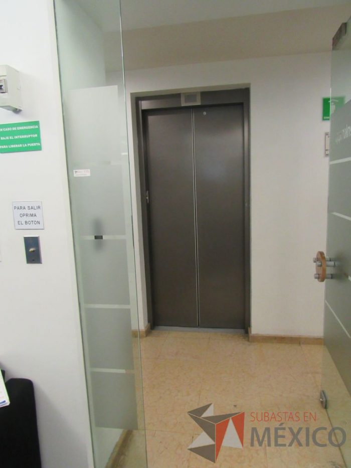 Lote 595 - 3 Sillas ejecutivas y operativas, 24 canceles y puerta de cristal - Imagen 22