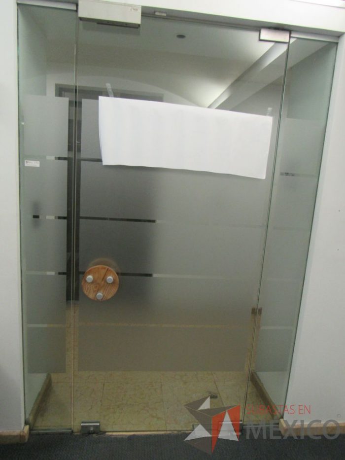 Lote 595 - 3 Sillas ejecutivas y operativas, 24 canceles y puerta de cristal - Imagen 25