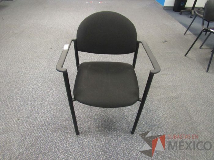 Lote 608 - 10 Sillas fijas,con descansabrazos fijo,con asiento y respaldo en tela color negro - Imagen 2