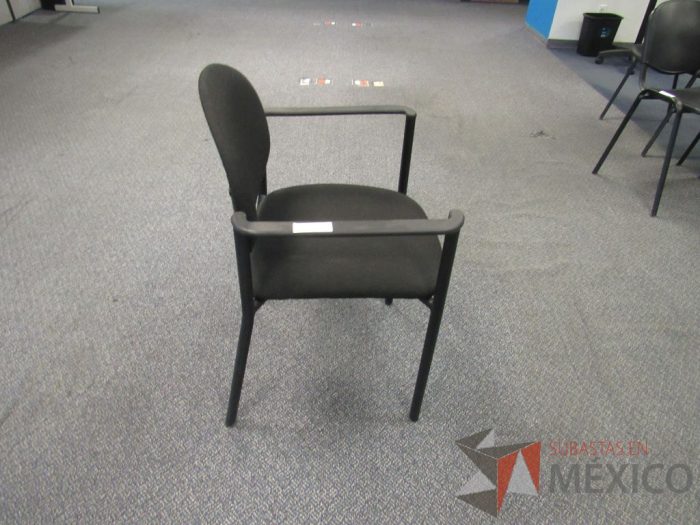 Lote 608 - 10 Sillas fijas,con descansabrazos fijo,con asiento y respaldo en tela color negro - Imagen 3