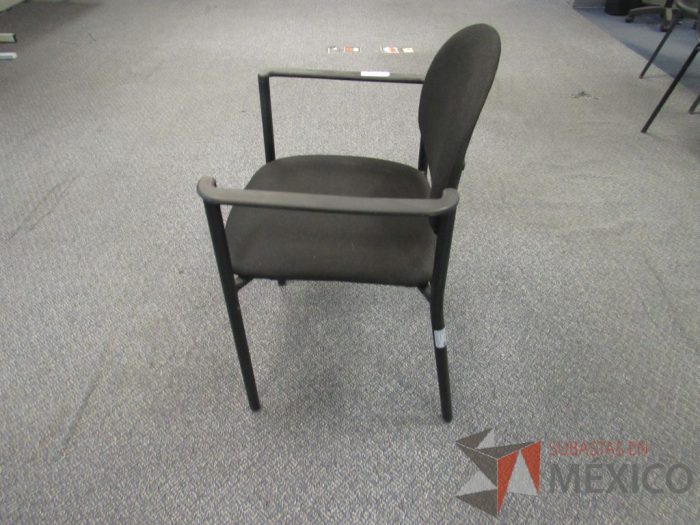 Lote 608 - 10 Sillas fijas,con descansabrazos fijo,con asiento y respaldo en tela color negro - Imagen 5