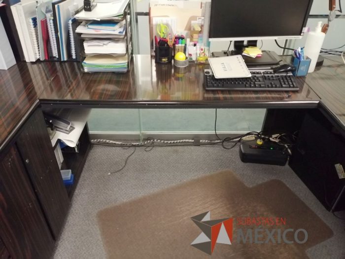 Lote 368 - Mesa de apoyo, archivero horizontal de 2 cajones, escritorio en escuadra con librero y gabinete de 2 puertas - Imagen 6
