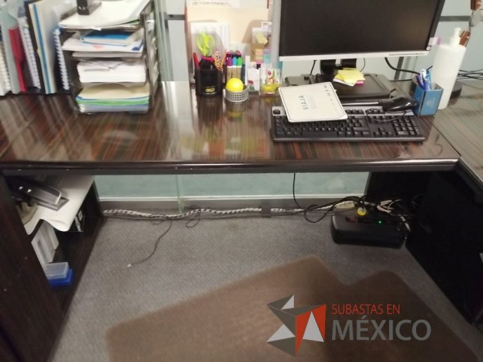 Lote 368 - Mesa de apoyo, archivero horizontal de 2 cajones, escritorio en escuadra con librero y gabinete de 2 puertas - Imagen 7